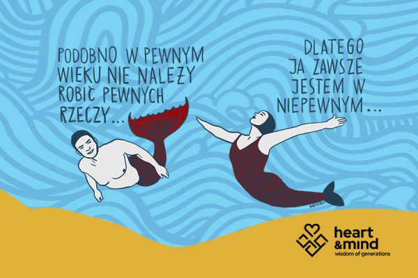 Ilustracja na błękitnym tłem przypominającym fale morskie przedstawia dwie postacie z syrenimi ogonami pływające w wodzie. Po lewej stronie znajduje się napis: „Podobno w pewnym wieku nie należy robić pewnych rzeczy…”, a po prawej dopełnienie: „Dlatego ja zawsze jestem w niepewnym…”.