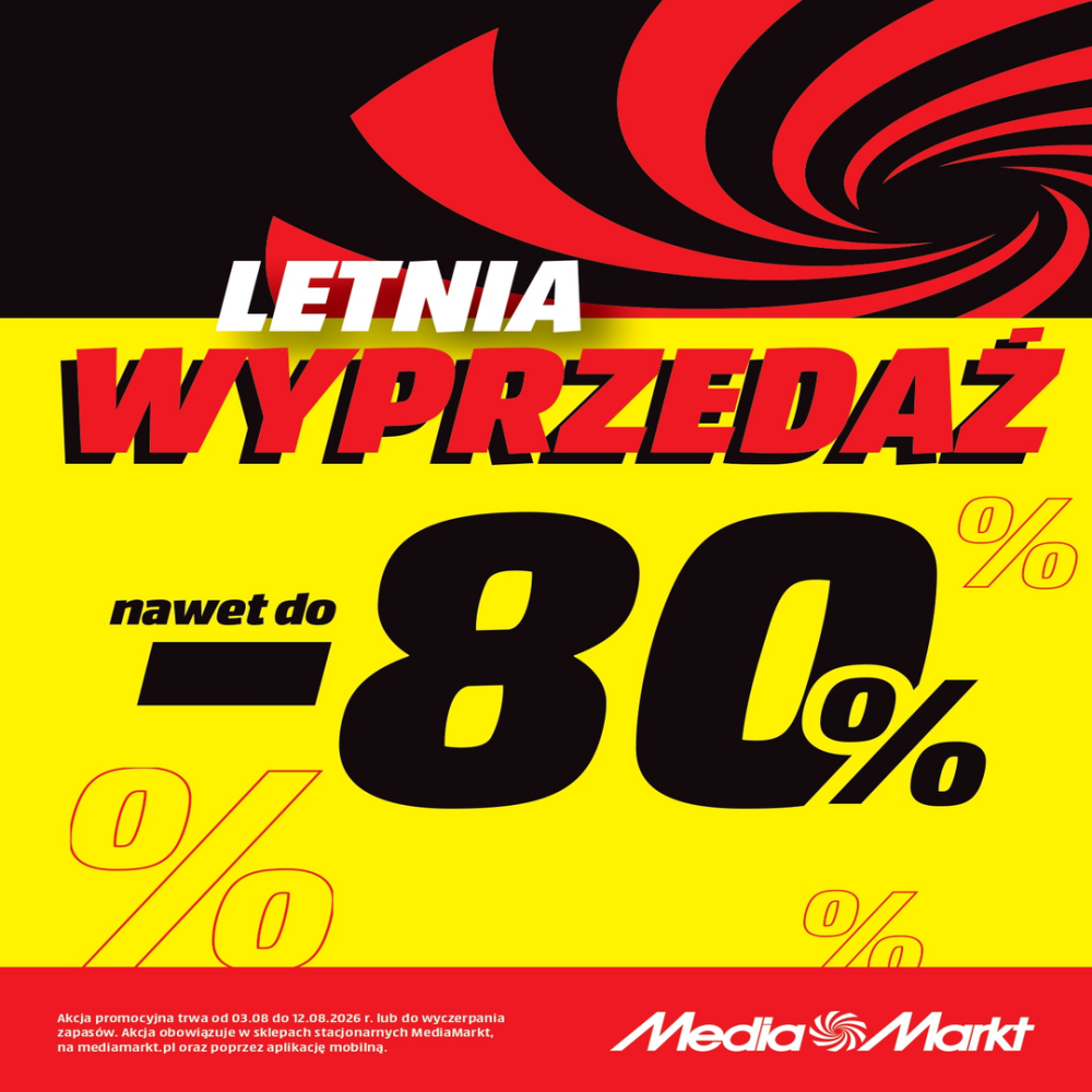 Oto propozycja tekstu alternatywnego (alt text): Zdjęcie przedstawia dwóch mężczyzn ubranych w eleganckie koszulki polo i jasne spodnie, pozujących na pokładzie jachtu żaglowego na tle wody i nieba. Na środku obrazu znajduje się duży napis promocyjny marki Bytom informujący o wyprzedaży i rabacie -50% na drugi produkt.