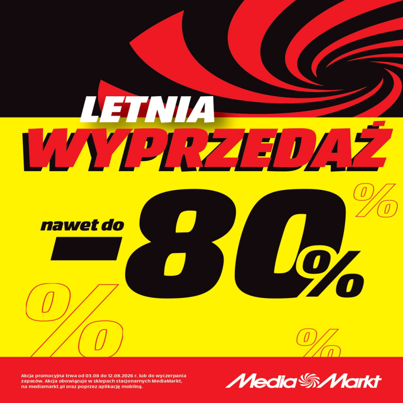 Oto propozycja tekstu alternatywnego (alt text): Zdjęcie przedstawia dwóch mężczyzn ubranych w eleganckie koszulki polo i jasne spodnie, pozujących na pokładzie jachtu żaglowego na tle wody i nieba. Na środku obrazu znajduje się duży napis promocyjny marki Bytom informujący o wyprzedaży i rabacie -50% na drugi produkt.