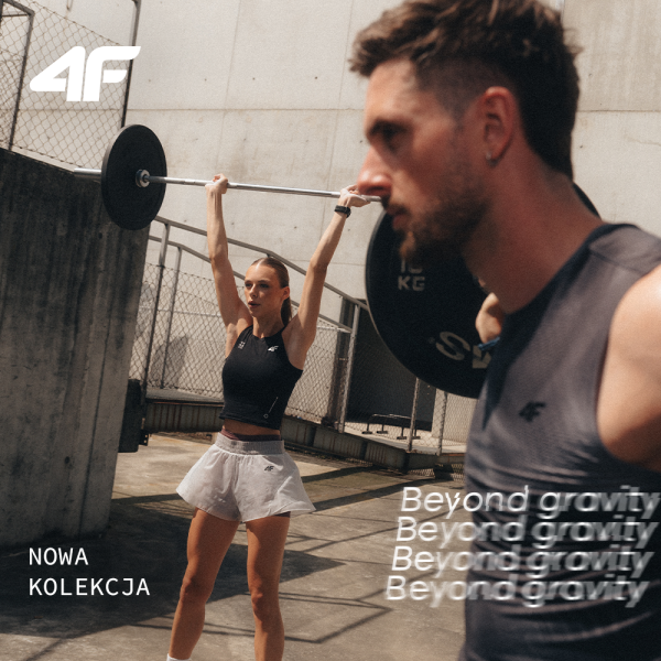 Zdjęcie promocyjne nowej kolekcji 4F. Na pierwszym planie po prawej stronie widoczny jest mężczyzna w szarym bezrękawniku sportowym, a na drugim planie kobieta w czarnym topie i jasnych spodenkach podnosząca sztangę nad głowę. W lewym górnym rogu białe logo 4F, w lewym dolnym napis NOWA KOLEKCJA, a po prawej stronie powtórzony kilkukrotnie napis Beyond gravity.