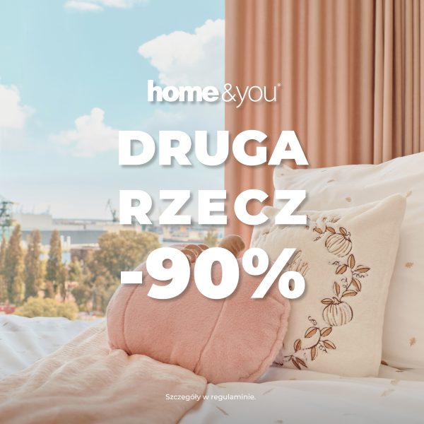 Kwadratowe zdjęcie promocyjne marki home&you pokazujące jasny i przytulny kadr sypialni. Na łóżku ułożona jest wzorzysta pościel, różowa narzuta oraz dekoracyjne poduszki w kształcie dyni. W tle widać okno z miejskim widokiem oraz beżową zasłonę. Na środku umieszczono logo home&you oraz napis DRUGA RZECZ -90%.
