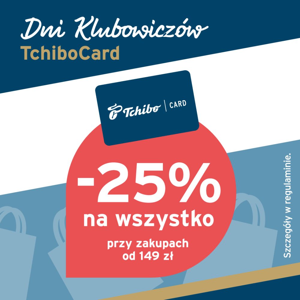 Grafika promocyjna marki Tchibo. W górnej granatowej części biały stylizowany napis Dni Klubowiczów i pod spodem żółty napis TchiboCard. Na środku granatowa karta klubowa Tchibo Card wyłaniająca się z czerwonej figury z dużym białym napisem -25% na wszystko przy zakupach od 149 zł. W tle błękitne tło z konturami toreb zakupowych oraz pionowy tekst Szczegóły w regulaminie.