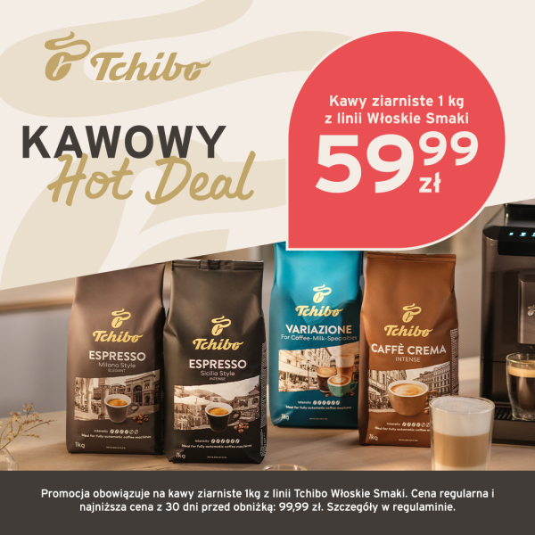 Grafika promocyjna marki Tchibo przedstawia cztery opakowania kaw ziarnistych 1 kg z linii Włoskie Smaki ustawione na stole obok filiżanki i ekspresu. Na górze umieszczono informację o promocji „Kawowy Hot Deal” z ceną 59,99 zł za opakowanie.
