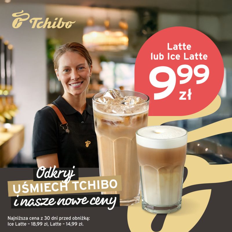 Plakat promocyjny marki Tchibo przedstawia uśmiechniętą pracownicę kawiarni oraz dwa napoje kawowe: mrożoną Ice Latte z kostkami lodu i gorącą Latte z mleczną pianką. W czerwonym kółku umieszczono promocyjną cenę 9,99 zł za dowolny z tych napojów wraz z hasłem „Odkryj uśmiech Tchibo i nasze nowe ceny”.