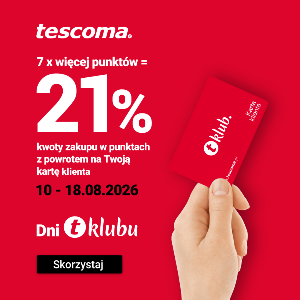 Czerwona grafika promocyjna marki Tescoma informuje o akcji „Dni t klubu” odbywającej się w dniach 10–18.08.2026. Główny napis głosi, że klienci otrzymują 7 razy więcej punktów, co odpowiada 21% kwoty zakupu z powrotem na kartę klienta, którą trzyma dłoń na zdjęciu.