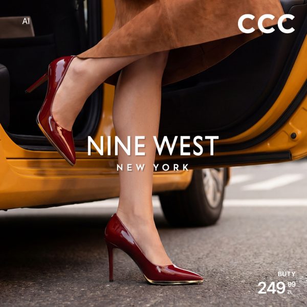Zdjęcie wizerunkowe nowej kolekcji marki Nine West dostępnej w salonach CCC. Kobieta wysiadająca z żółtego samochodu ma na sobie brązową spódnicę oraz lśniące, bordowe czółenka na cienkiej szpilce z ozdobnym, złotym wykończeniem podeszwy, w cenie 249,99 zł. W centralnej części widnieje napis „NINE WEST NEW YORK”, w prawym górnym rogu logo „CCC”, a w lewym górnym rogu oznaczenie „AI”.