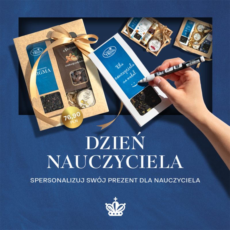 Grafika promocyjna marki Czas na Herbata z okazji Dnia Nauczyciela z hasłem „Spersonalizuj swój prezent dla nauczyciela”. Na niebieskim tle zaprezentowano eleganckie zestawy prezentowe z herbatą i słodyczami w drewnianych pudełkach. Ręka trzymająca biały marker dopisuje dedykację na jednym z opakowań. Na jednym z zestawów widoczna jest cena 76,90 PLN