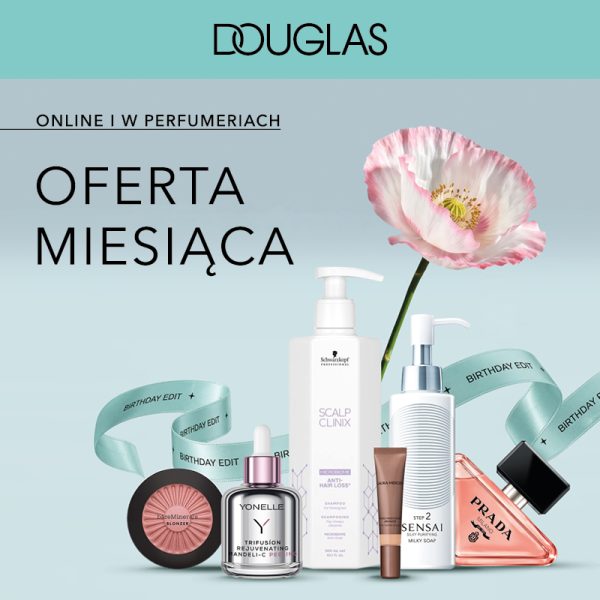Grafika promocyjna perfumerii Douglas przedstawiająca „OFERTĘ MIESIĄCA”. Na jasnoniebieskim tle wyeksponowano różne kosmetyki: puder bareMinerals, serum Yonelle, szampon Schwarzkopf Scalp Clinix, krem Laura Mercier, mydło w płynie Sensai oraz flakon perfum Prada. Obok kosmetyków widnieje różowy kwiat maku oraz ozdobna wstążka z napisem „BIRTHDAY EDIT”, a u góry umieszczono czarne logo DOUGLAS z informacją „ONLINE I W PERFUMERIACH”.