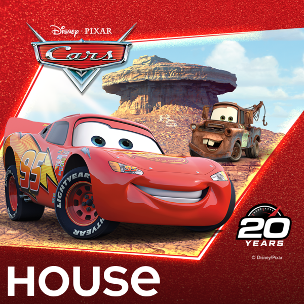 Grafika promocyjna kolekcji odzieżowej marki House nawiązująca do filmu Disney Pixar „Auta”. Na pierwszym planie znajduje się uśmiechnięty czerwony samochód wyścigowy Zygzak McQueen z numerem 95, a w tle uśmiechnięty holownik Złomek na tle pustynnego krajobrazu z formacją skalną. W lewym górnym rogu umieszczono logo „Disney Pixar Cars”, w prawym dolnym znaczek „20 YEARS”, a na dole widnieje duże białe logo marki HOUSE.