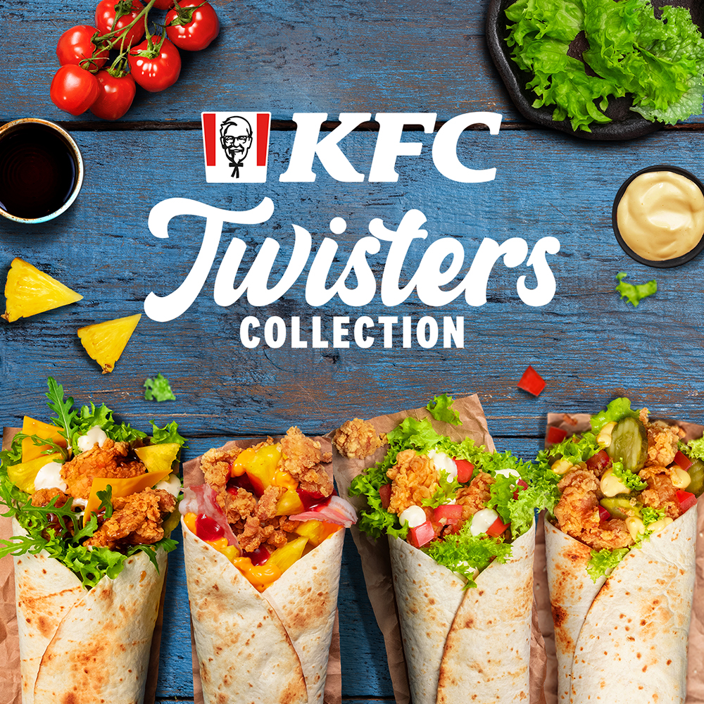 Grafika promocyjna restauracji KFC przedstawiająca kolekcję „Twisters Collection”. Na niebieskim, drewnianym stole wyeksponowano cztery różne tortille typu twister wypełnione chrupiącymi kawałkami kurczaka i świeżymi składnikami, w otoczeniu pomidorków koktajlowych, sałaty oraz miseczek z sosami. W centralnej części widnieje logo KFC oraz napis „Twisters COLLECTION”.