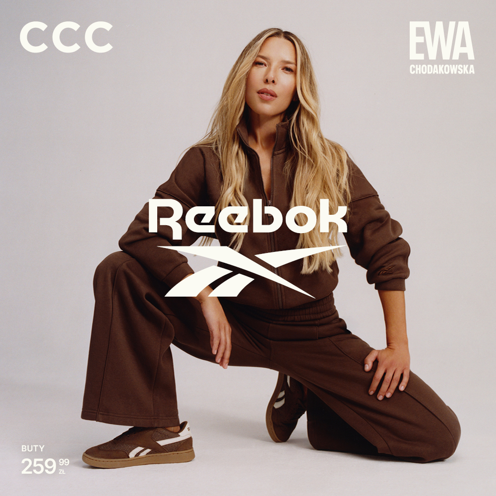 Kwadratowe zdjęcie promocyjne kolekcji Reebok x Ewa Chodakowska w sklepie CCC. Na jasnym tle klęczy Ewa Chodakowska ubrana w brązowy dres sportowy (bluzę rozpinaną na zamek oraz szerokie spodnie) oraz brązowe buty sportowe z białymi paskami. W lewym górnym rogu znajduje się biały napis CCC, w prawym górnym EWA CHODAKOWSKA, w centrum duże logo Reebok, a w lewym dolnym rogu informacja cenowa BUTY 259,99 ZŁ.