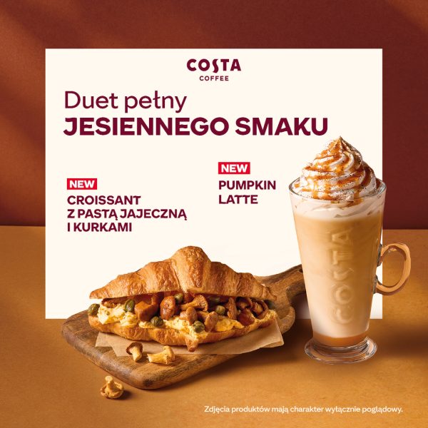 Kwadratowa grafika reklamowa kawiarni Costa Coffee utrzymana w ciepłej, brązowej kolorystyce. Na pierwszym planie po lewej stronie znajduje się maślany croissant wypełniony pastą jajeczną i grzybami kurkami na drewnianej desce. Po prawej stronie stoi przezroczysta szklanka z kawą Pumpkin Latte przykrytą bitą śmietaną i posypką. W tle widnieje biały kwadrat z ciemno czerwonym logo COSTA COFFEE oraz napisami Duet pełny JESIENNEGO SMAKU, NEW CROISSANT Z PASTĄ JAJECZNĄ I KURKAMI oraz NEW PUMPKIN LATTE. Na dole umieszczono dopisek Zdjęcia produktów mają charakter wyłącznie poglądowy.