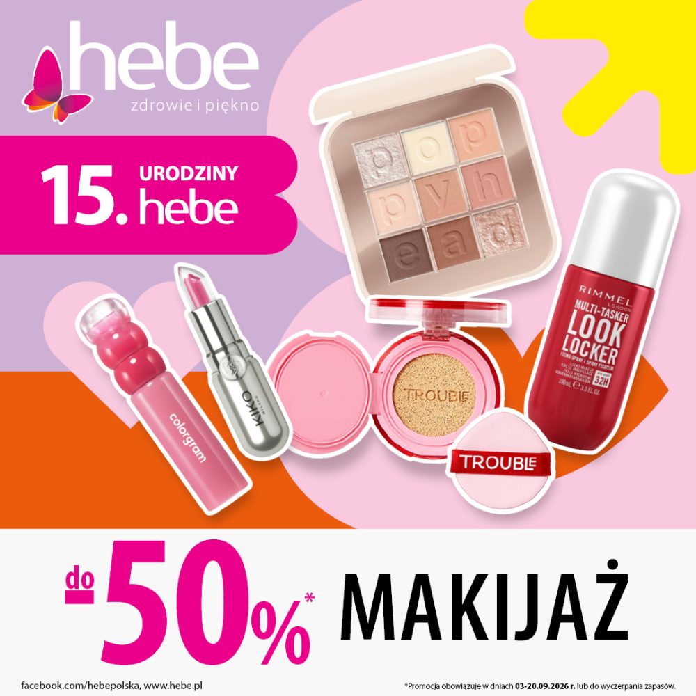 Jasna, różowo-pomarańczowa kwadratowa grafika promocyjna marki Hebe. W lewym górnym rogu umieszczono logo Hebe oraz różową tabliczkę z napisem 15. URODZINY hebe. Na środku widnieją kosmetyki do makijażu: paleta cieni, błyszczyk, pomadka, podkład w poduszeczce oraz spray utwalający Rimmel. Na dole znajduje się duży napis do -50% MAKIJAŻ oraz informacja o czasie trwania akcji 03-20.09.2026 r.