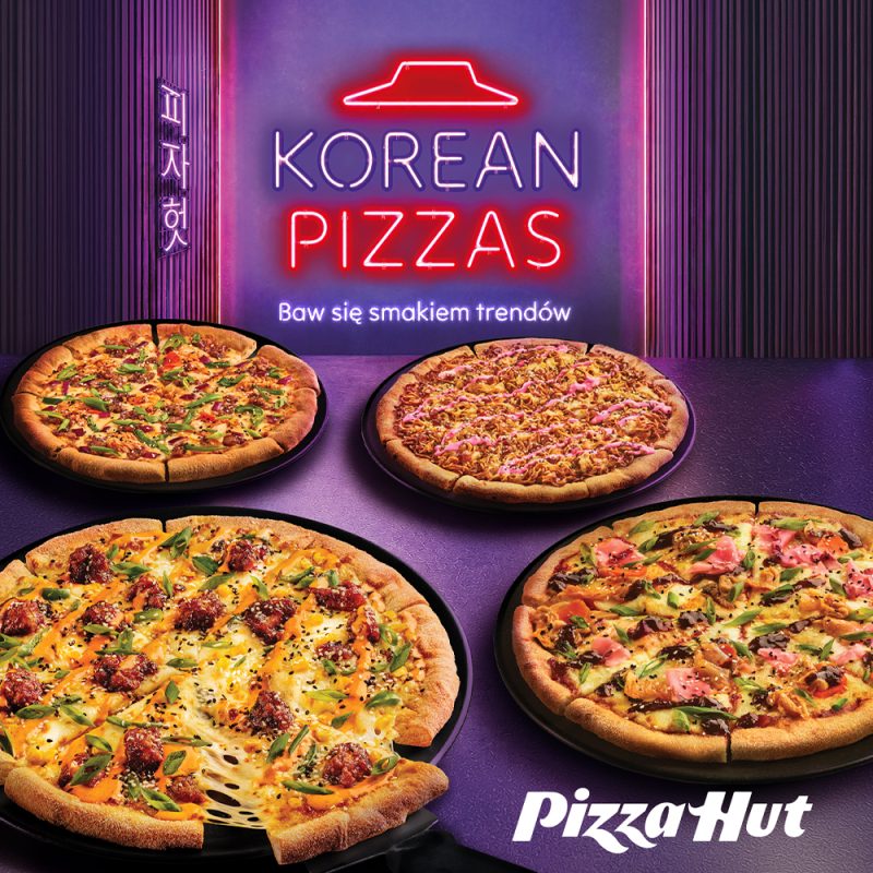Grafika promocyjna w fioletowej kolorystyce neonowej z napisem KOREAN PIZZAS Baw się smakiem trendów i logo Pizza Hut. Przedstawia cztery pizze na czarnych podstawkach: z makaronem noodle i różowym sosem, z nuggetsami i kukurydzą, z różowym imbirem i kimchi oraz z kurczakiem i zieloną papryką.