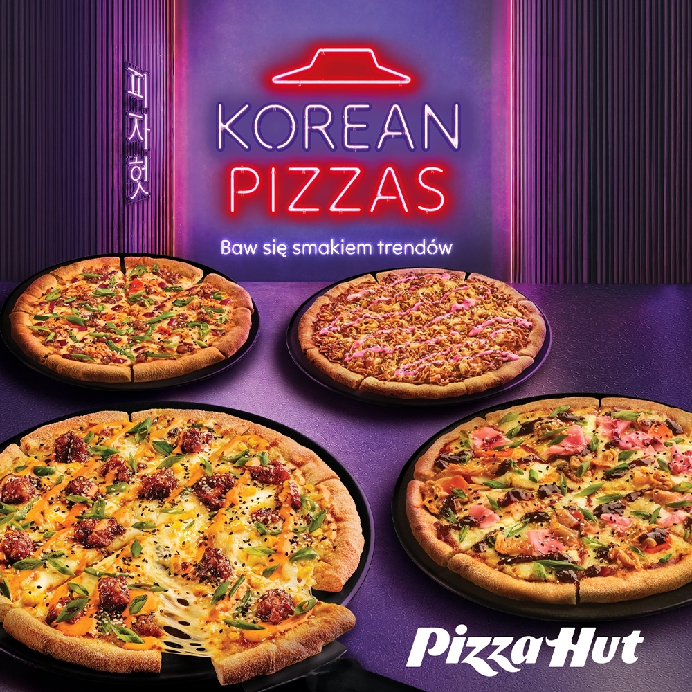 Grafika promocyjna w fioletowej kolorystyce neonowej z napisem KOREAN PIZZAS Baw się smakiem trendów i logo Pizza Hut. Przedstawia cztery pizze na czarnych podstawkach: z makaronem noodle i różowym sosem, z nuggetsami i kukurydzą, z różowym imbirem i kimchi oraz z kurczakiem i zieloną papryką.