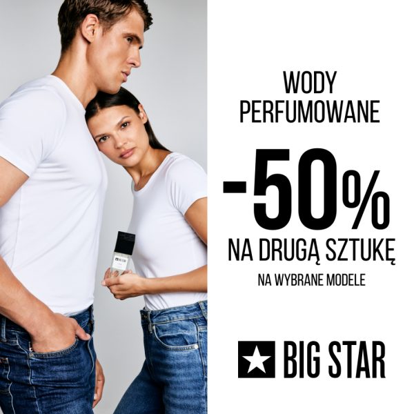 Mężczyzna i kobieta w białych koszulkach i jeansach trzymający flakonik z napisem Wody perfumowane -50% na drugą sztukę BIG STAR w Pasażu Grunwaldzkim