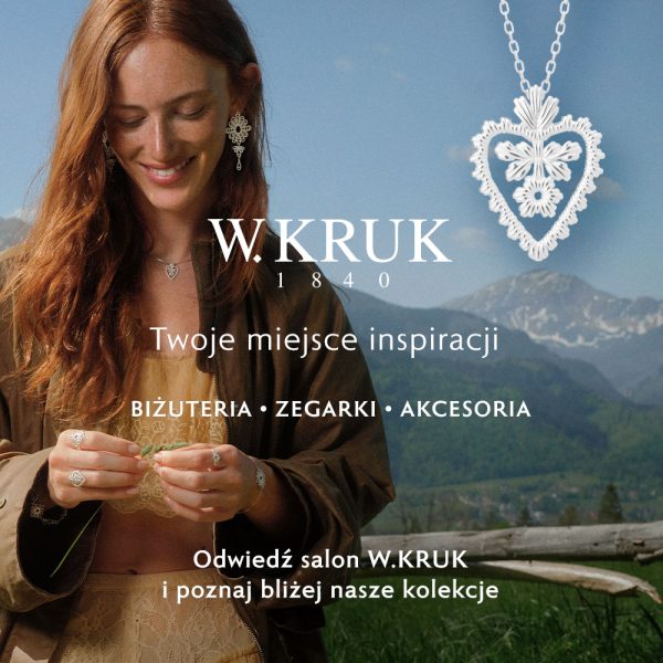 Kobieta o rudych włosach na tle górskiego krajobrazu prezentująca srebrną biżuterię z nowej kolekcji W.KRUK w Pasażu Grunwaldzkim