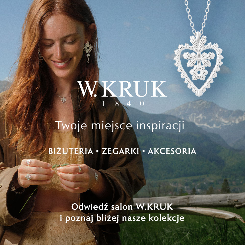 Kobieta o rudych włosach na tle górskiego krajobrazu prezentująca srebrną biżuterię z nowej kolekcji W.KRUK w Pasażu Grunwaldzkim