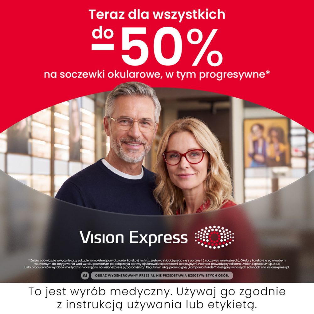 Grafika promocyjna marki Vision Express przedstawiająca uśmiechniętą dojrzałą parę w okularach korekcyjnych w nowoczesnym wnętrzu salonu. Na górze na czerwonym tle znajduje się biały napis „Teraz dla wszystkich do 50% na soczewki okularowe, w tym progresywne*”. Poniżej umieszczono logo Vision Express oraz informację prawną o wyrobie medycznym na samym dole.