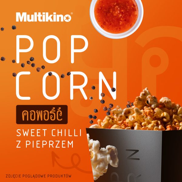 Czarny kubełek chrupiącego popcornu z ziarenkami czarnego pieprzu i miseczką sosu sweet chilli na pomarańczowym tle w grafice Multikina dla Pasażu Grunwaldzkiego