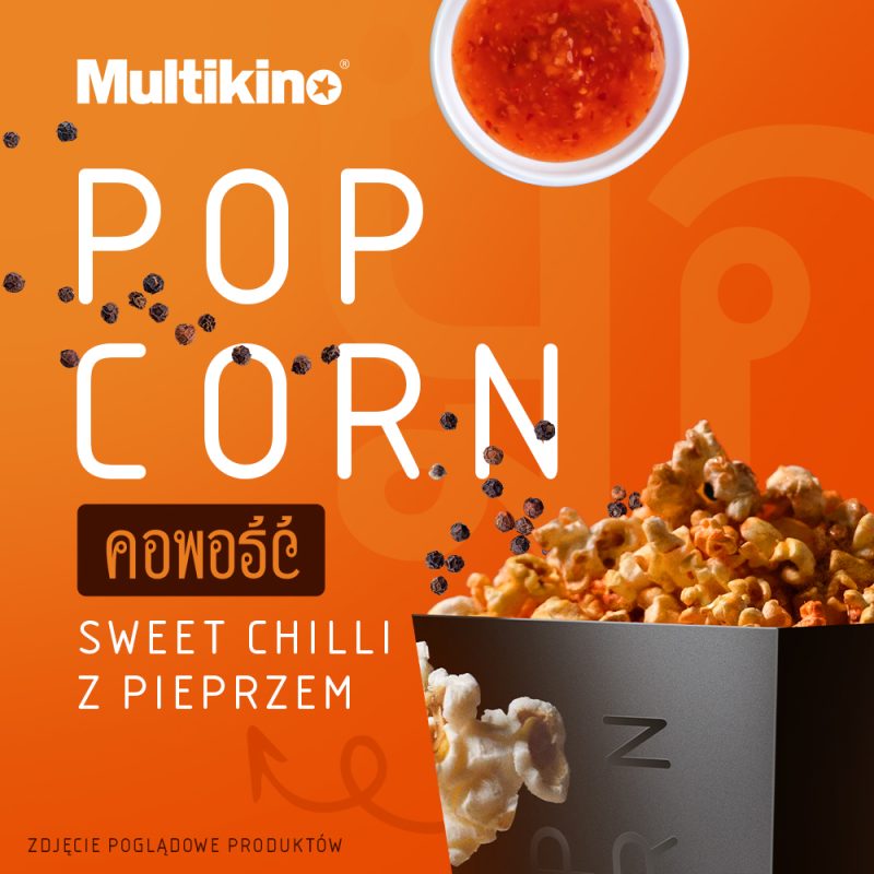 Czarny kubełek chrupiącego popcornu z ziarenkami czarnego pieprzu i miseczką sosu sweet chilli na pomarańczowym tle w grafice Multikina dla Pasażu Grunwaldzkiego