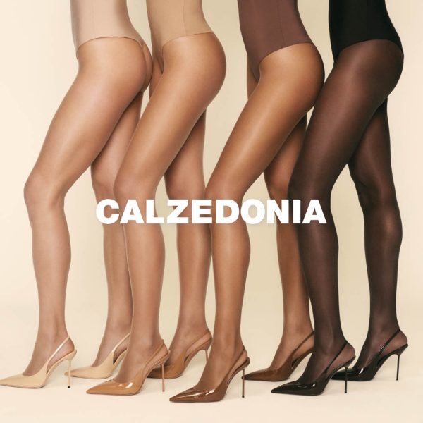 Nogi w eleganckich rajstopach i szpilkach z widocznym napisem Calzedonia na beżowym tle w salonie Pasaża Grunwaldzkiego we Wrocławiu