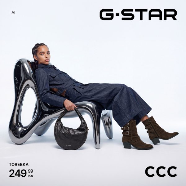 Modelka w jeansowym komplecie z czarną torebką G-Star w cenie 249,99 zł i brązowymi botkami w kampanii CCC w Pasażu Grunwaldzkim