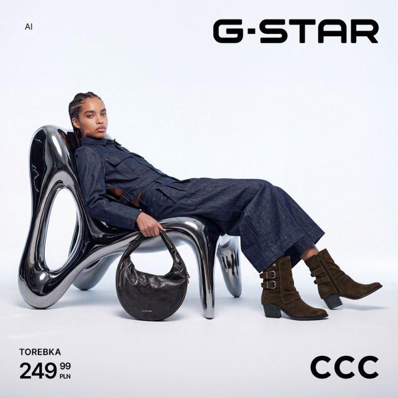 Modelka w jeansowym komplecie z czarną torebką G-Star w cenie 249,99 zł i brązowymi botkami w kampanii CCC w Pasażu Grunwaldzkim