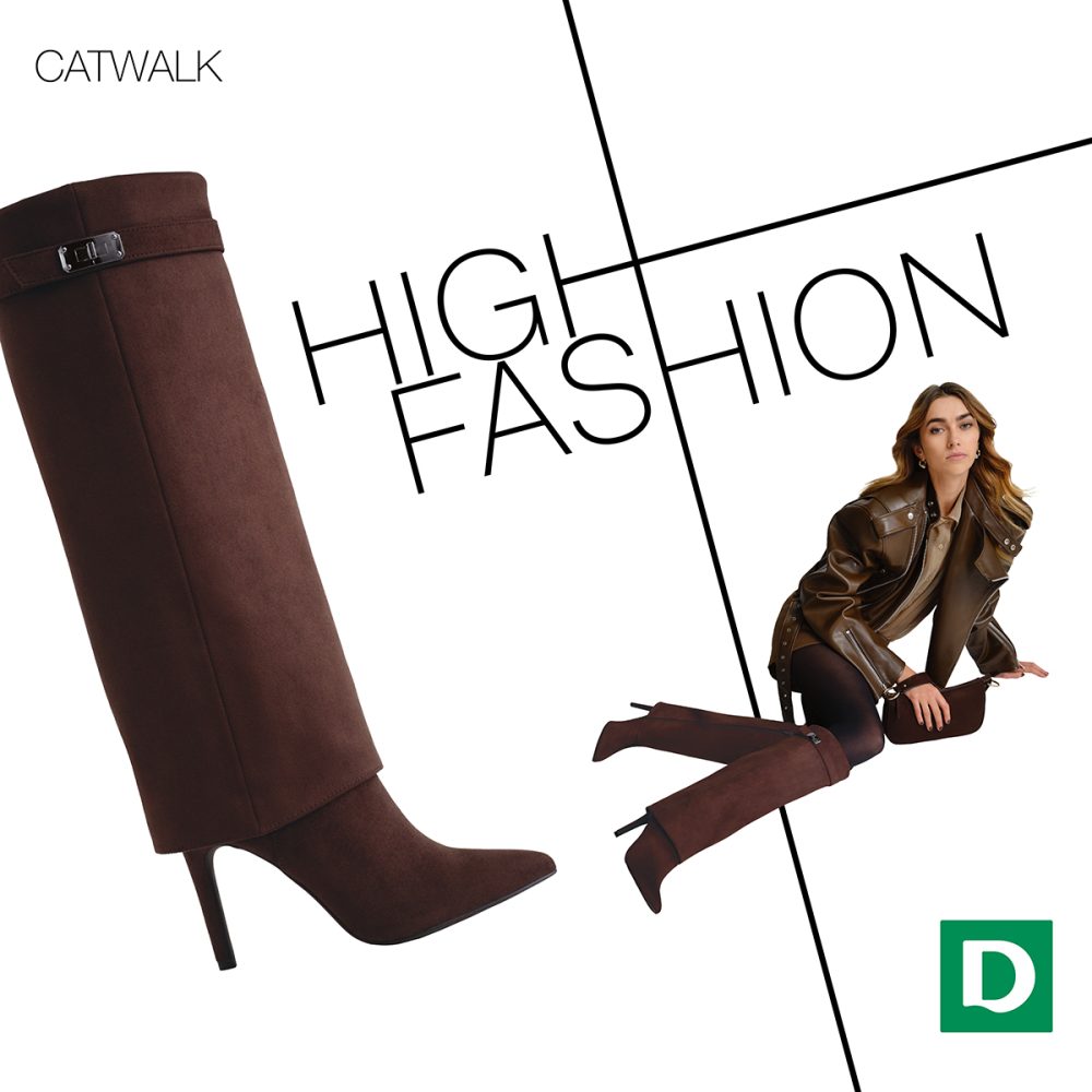 Zamszowy kozak na wysokiej szpilce w odcieniu chocolate brown marki Catwalk na białym tle obok modelki w skórzanej kurtce w grafice DEICHMANN dla Pasażu Grunwaldzkiego
