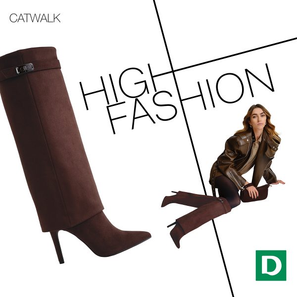 Zamszowy kozak na wysokiej szpilce w odcieniu chocolate brown marki Catwalk na białym tle obok modelki w skórzanej kurtce w grafice DEICHMANN dla Pasażu Grunwaldzkiego