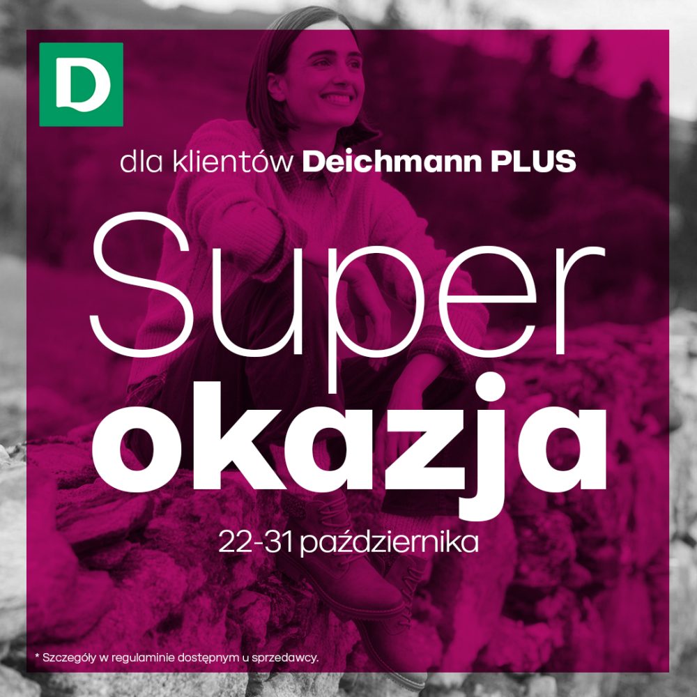 Uśmiechnięta kobieta w jesiennym swetrze i sznurowanych butach z logo Deichmann i napisem SUPER OKAZJA dla klientów Deichmann PLUS w Pasażu Grunwaldzkim we Wrocławiu