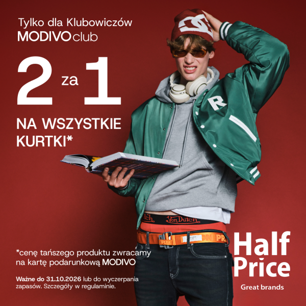 Młody mężczyzna w zielonej kurtce bejsbolówce, czapce i okularach przeciwsłonecznych na czerwonym tle z napisem 2 za 1 na wszystkie kurtki w HalfPrice dla Pasażu Grunwaldzkiego we Wrocławiu