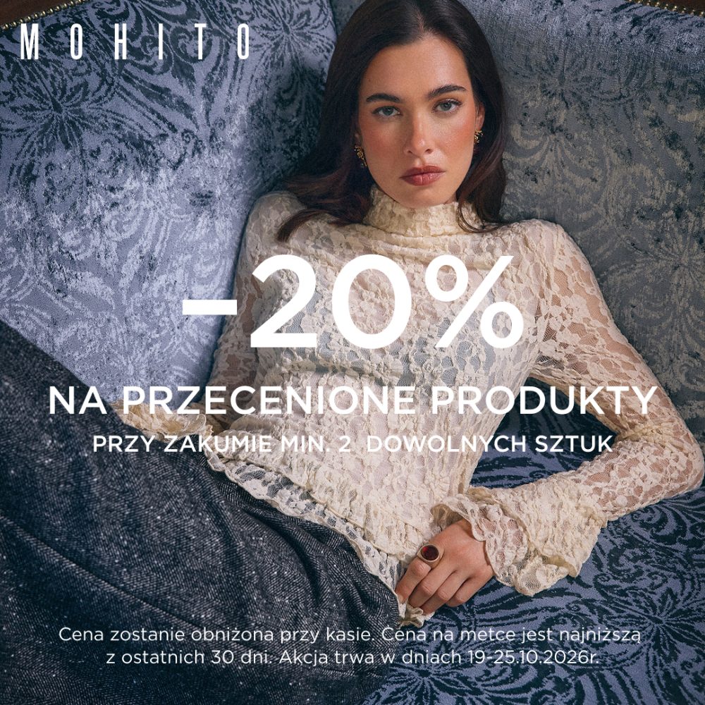 Elegancka modelka w jasnej koronkowej bluzce leżąca na wzorzystej sofie z cechą promocyjną -20% na przecenione produkty przy zakupie min. 2 dowolnych sztuk w MOHITO w Pasażu Grunwaldzkim
