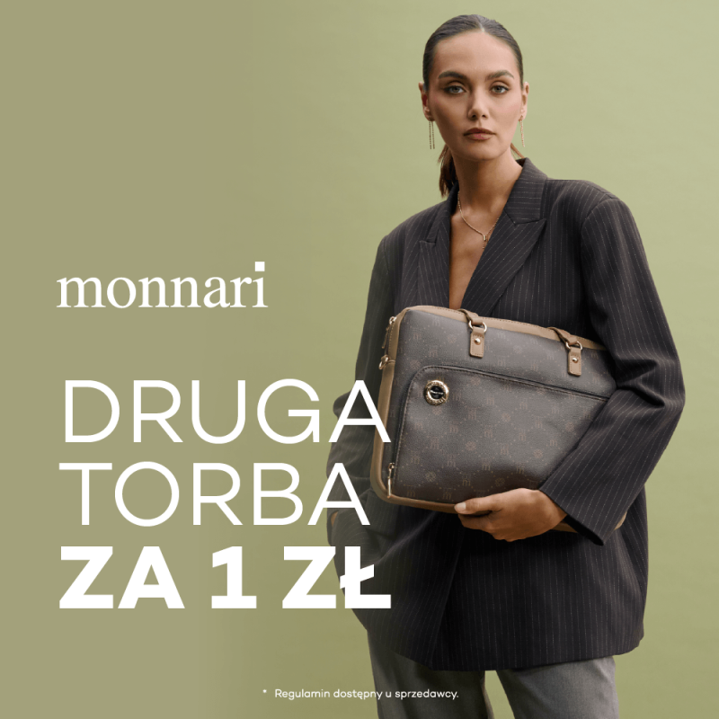 Modelka w oversizowej marynarce w prążki z brązową torbą na laptopa z monogramem, na zielonkawym tle z hasłem „Druga torba za 1 zł” i logo Monnari