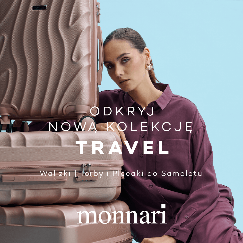 Kobieta w bordowej koszuli opierająca głowę o stos różowozłotych walizek z falistym wzorem, na błękitnym tle, z napisem „Odkryj nową kolekcję Travel” i logo Monnari