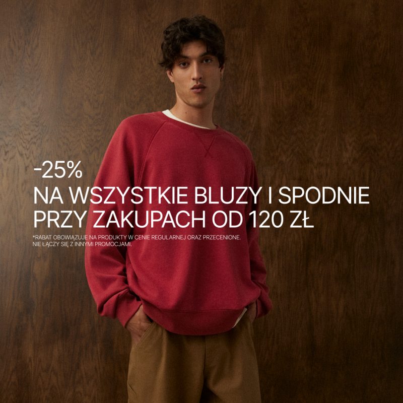 Grafika promocyjna marki Diverse informująca o ofercie rabatowej na bluzy i spodnie. Na zdjęciu widoczny jest młody model prezentujący czerwoną bluzę oraz brązowe spodnie na tle ciemnej, drewnianej ścianki. Po lewej stronie znajdują się białe napisy informujące o promocji: „-25% na wszystkie bluzy i spodnie przy zakupach od 120 zł” oraz dopisek drobnym drukiem zawierający warunki regulaminu.