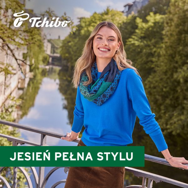Jesienna grafika promocyjna marki Tchibo z hasłem „Jesień pełna stylu”. Na zdjęciu widoczna jest uśmiechnięta kobieta w niebieskim swetrze i wzorzystym szalu, opierająca się o barierkę mostu nad kanałem wodnym. W lewym górnym rogu znajduje się logotyp marki Tchibo.