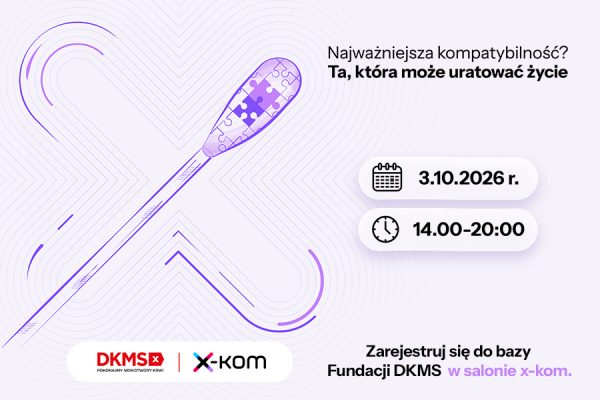 Grafika promocyjna akcji rejestracji potencjalnych dawców szpiku organizowanej przez Fundację DKMS i markę x-kom. Na jasnofioletowym tle widoczna jest grafika patyczka do pobierania wymazu, którego końcówka ma wzór puzzli. W prawym górnym rogu znajduje się hasło „Najważniejsza kompatybilność? Ta, która może uratować życie”. Poniżej podano datę wydarzenia 3.10.2026 r. w godzinach 14.00–20.00 oraz informację „Zarejestruj się do bazy Fundacji DKMS w salonie x-kom”. W lewym dolnym rogu umieszczono logo organizatorów: DKMS i x-kom.