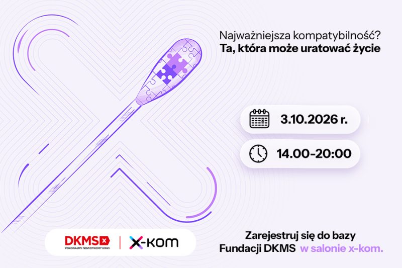 Grafika promocyjna akcji rejestracji potencjalnych dawców szpiku organizowanej przez Fundację DKMS i markę x-kom. Na jasnofioletowym tle widoczna jest grafika patyczka do pobierania wymazu, którego końcówka ma wzór puzzli. W prawym górnym rogu znajduje się hasło „Najważniejsza kompatybilność? Ta, która może uratować życie”. Poniżej podano datę wydarzenia 3.10.2026 r. w godzinach 14.00–20.00 oraz informację „Zarejestruj się do bazy Fundacji DKMS w salonie x-kom”. W lewym dolnym rogu umieszczono logo organizatorów: DKMS i x-kom.
